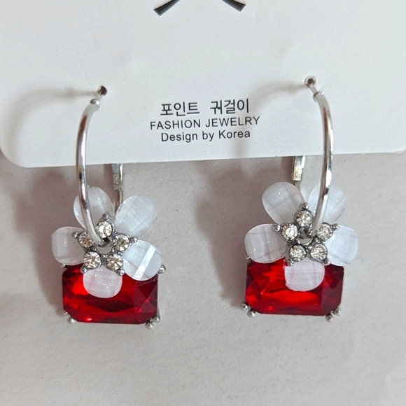 Earrings - Dangling with rectangular and floral accent - Picture 1 of 4
